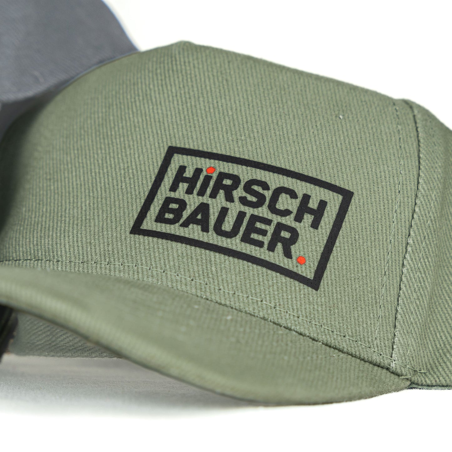 Ich trage die Kappe Hirschbauerbaits auf jedem Festival, auf dem ich bin. Sie passt super zu meinem lässigen Festival-Look und ich erhalte ständig Komplimente dafür. Die Kappe ist außerdem sehr robust und hält auch mal einem Regenschauer stand."