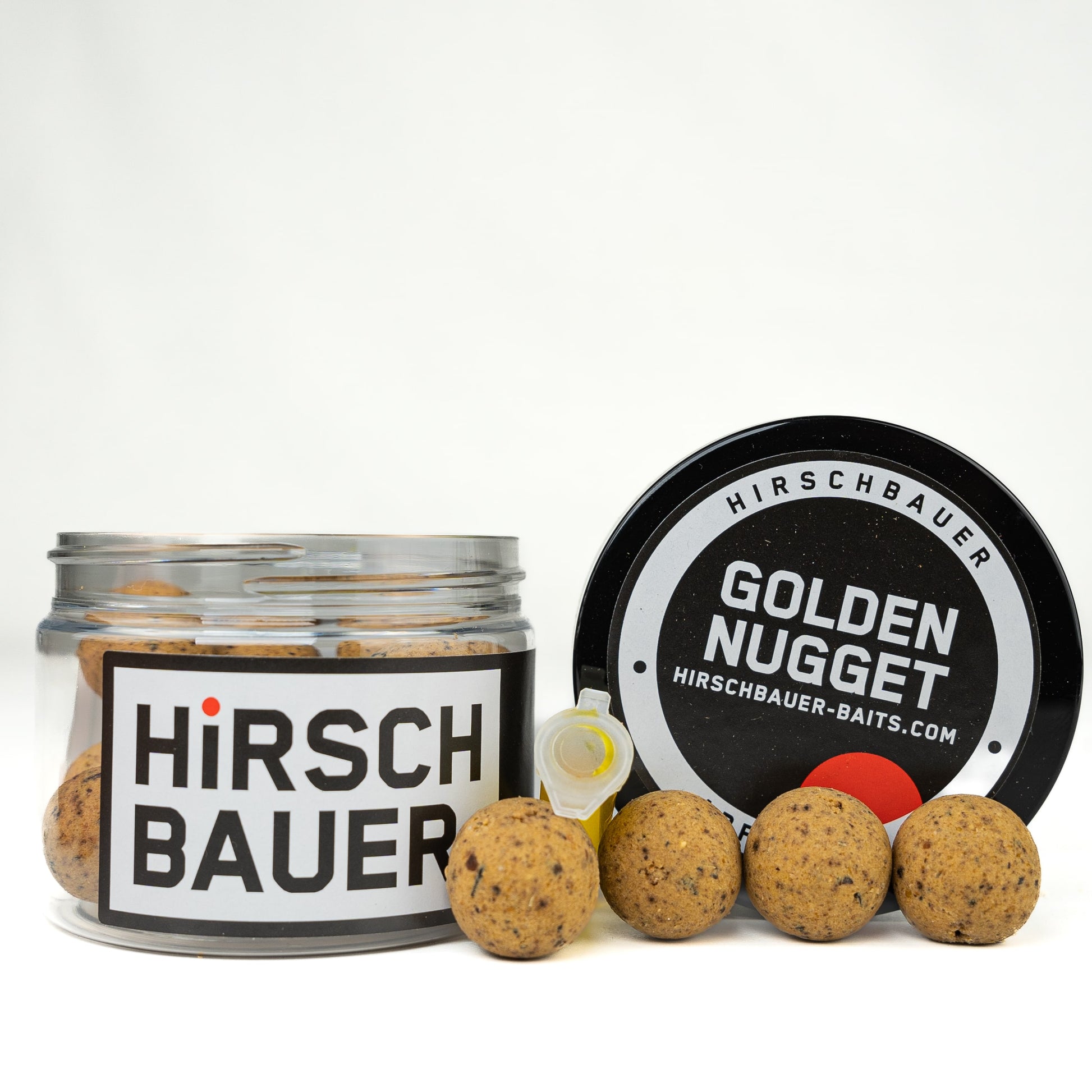 Ein Angler hält einen Golden Nugget Wafter Köder in der Hand und betrachtet ihn. Der Köder hat eine goldene Farbe und ist in einer runden Form geformt