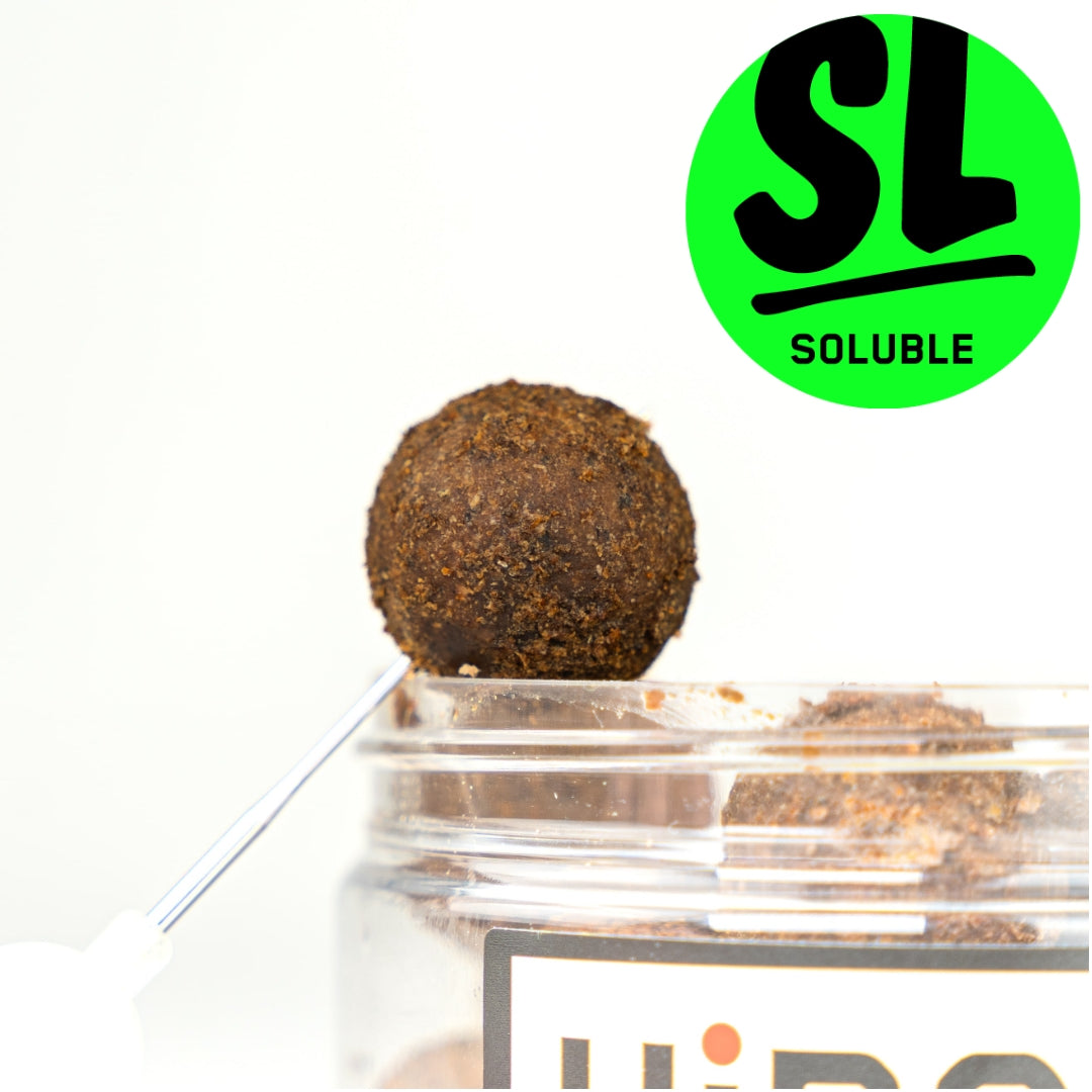 Der Soluble Squid Insect Hookbait 20mm ist ein löslicher Köder, der in tiefen Gewässern sehr effektiv ist. Mit einem starken Squid-Insekten-Aroma und einem Durchmesser von 20 mm ist dieser Hookbait perfekt für das Angeln auf große Fische.