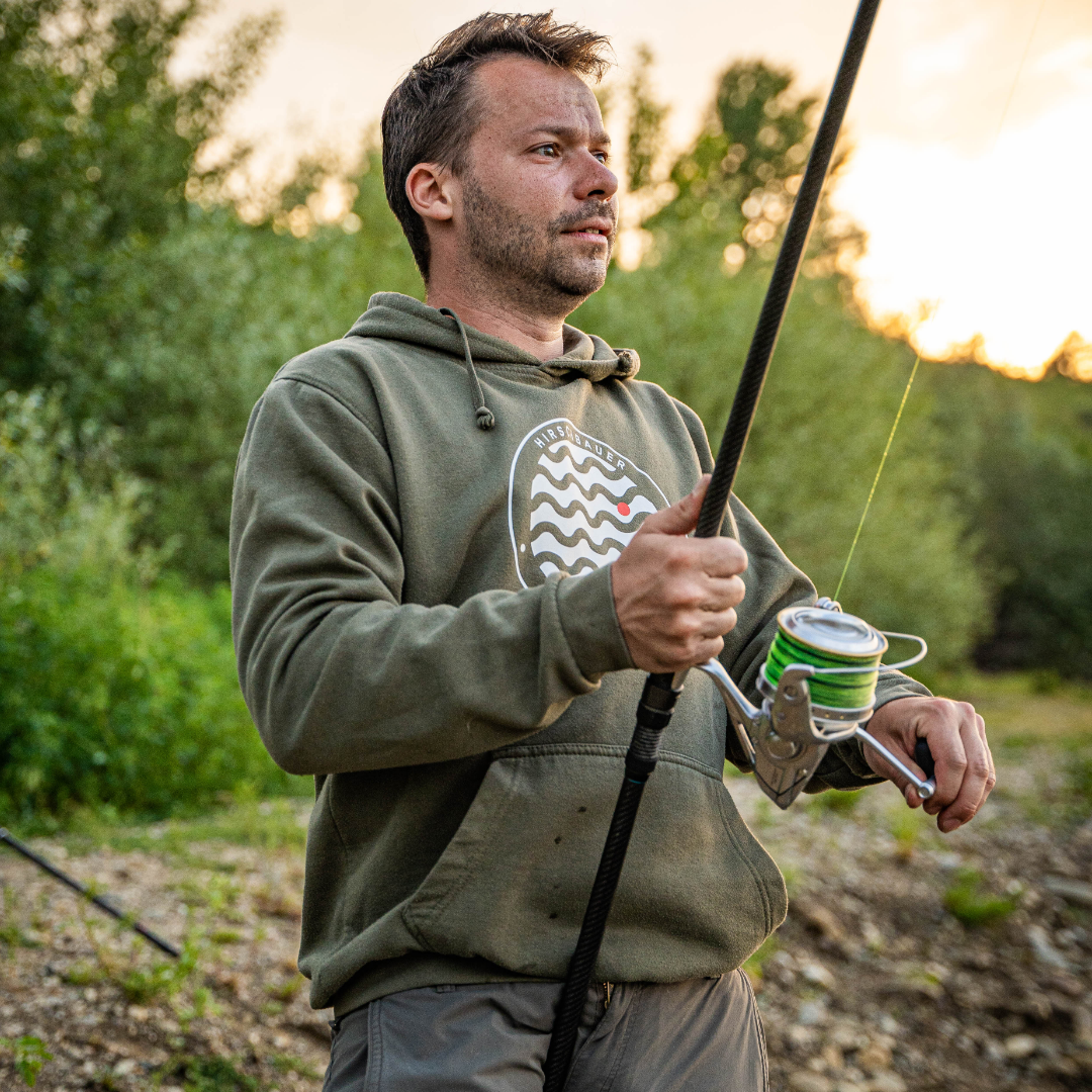 Der perfekte Begleiter für Angler: Der Hoodie von Hirschbauerbaits Klassischer Hoodie mit funktionellen Details: Hirschbauerbaits Hoodie für Angler Angler-Design zum Ausdruck der Leidenschaft: Hirschbauerbaits Hoodie in verschiedenen Größen erhältlich