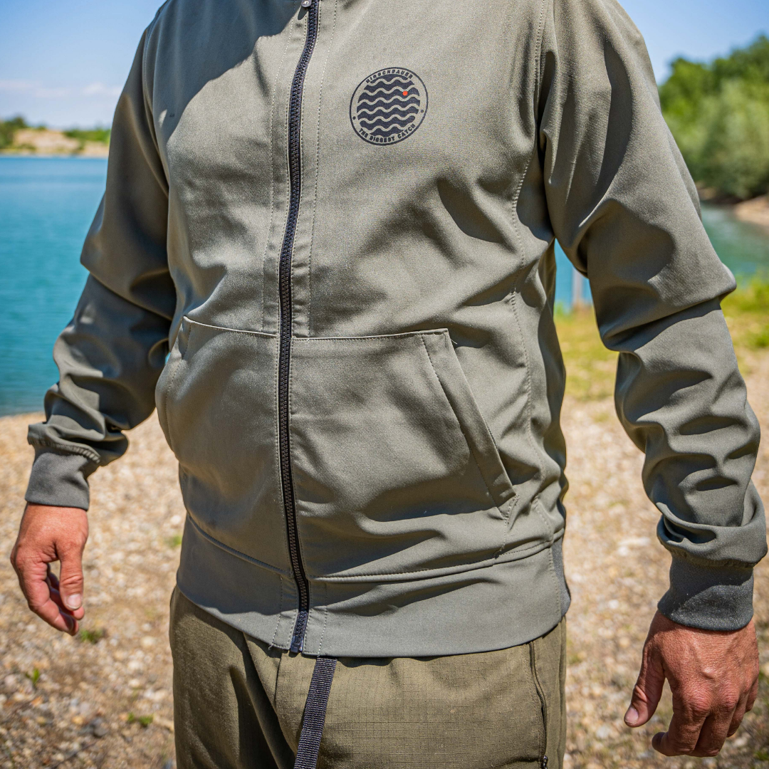 Atmungsaktives und wasserabweisendes Material: Softshell Jacke von Hirschbauerbaits für begeisterte AnglerAngler-Design: Hirschbauerbaits Softshell Jacke mit vielen Funktionen für erfolgreiche Angeltouren