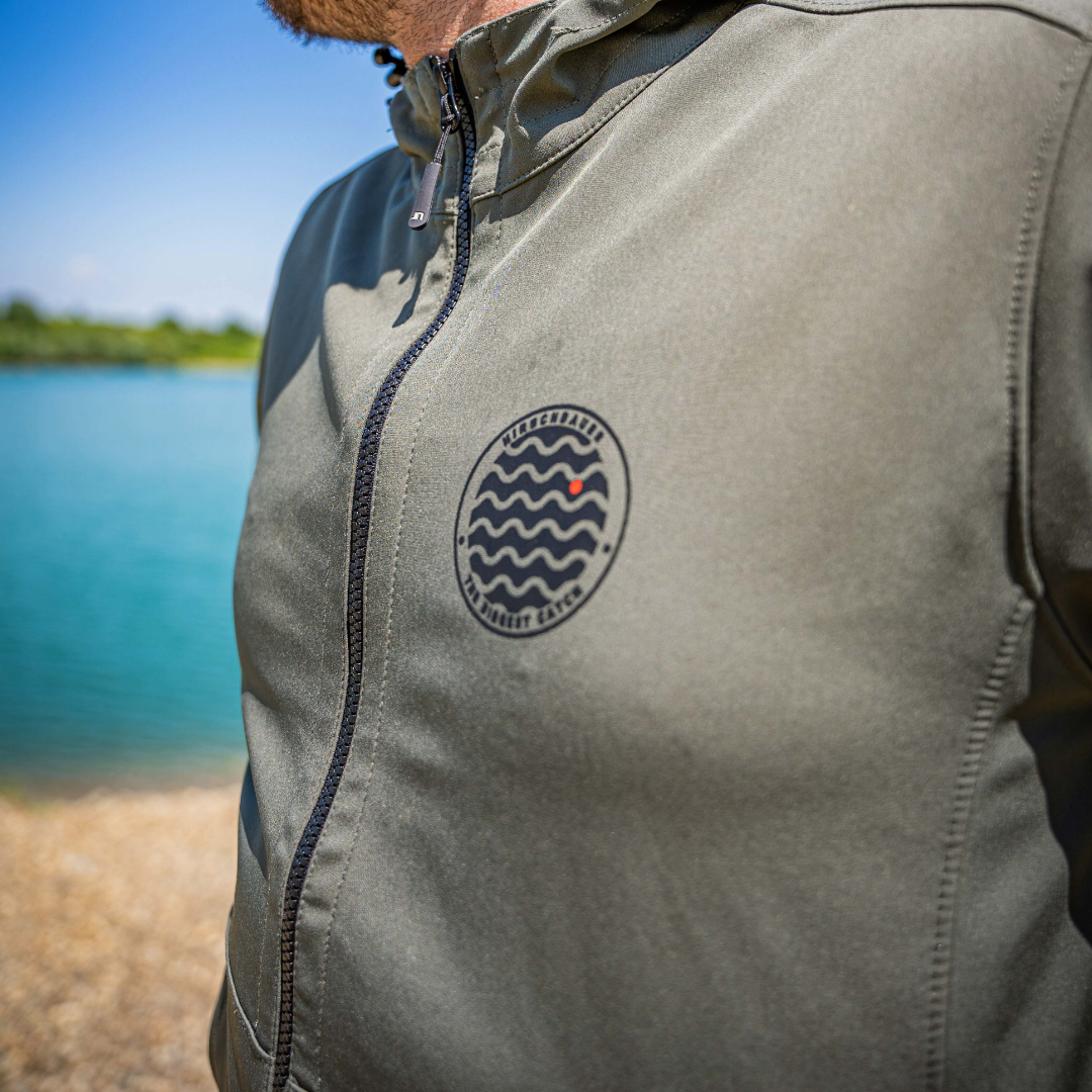 Angler-Design: Hirschbauerbaits Softshell Jacke mit vielen Funktionen für erfolgreiche AngeltourenAtmungsaktives und wasserabweisendes Material: Softshell Jacke von Hirschbauerbaits für begeisterte Angler