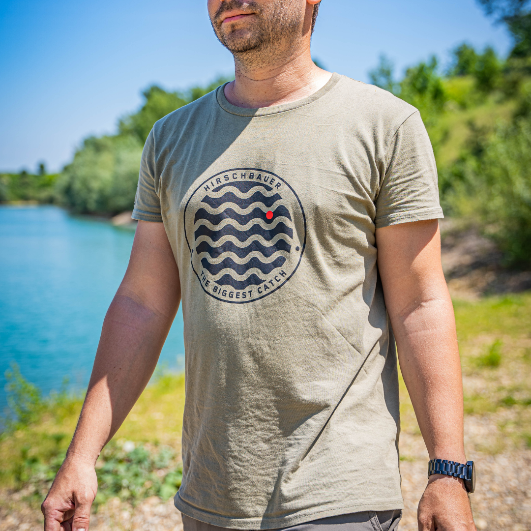 "Das T-Shirt Hirschbauerbaits ist ein echtes Must-have für alle, die auf der Suche nach einem außergewöhnlichen Kleidungsstück sind. Das ansprechende Design und die hochwertige Verarbeitung machen dieses T-Shirt zu einem echten Highlight in jedem Kleiderschrank."